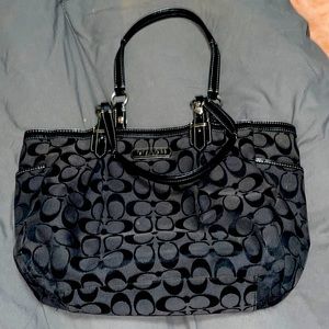 Coach purse and it’s very very convenient you will love it!! I guarantee it!!!!!